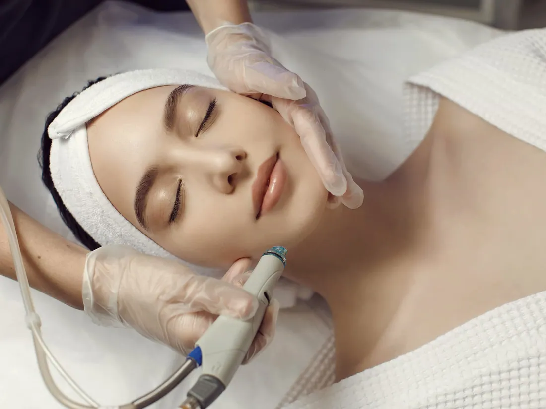 Dermalanya'da yüz bakımı sırasında gözleri kapalı, rahatlamış bir danışan