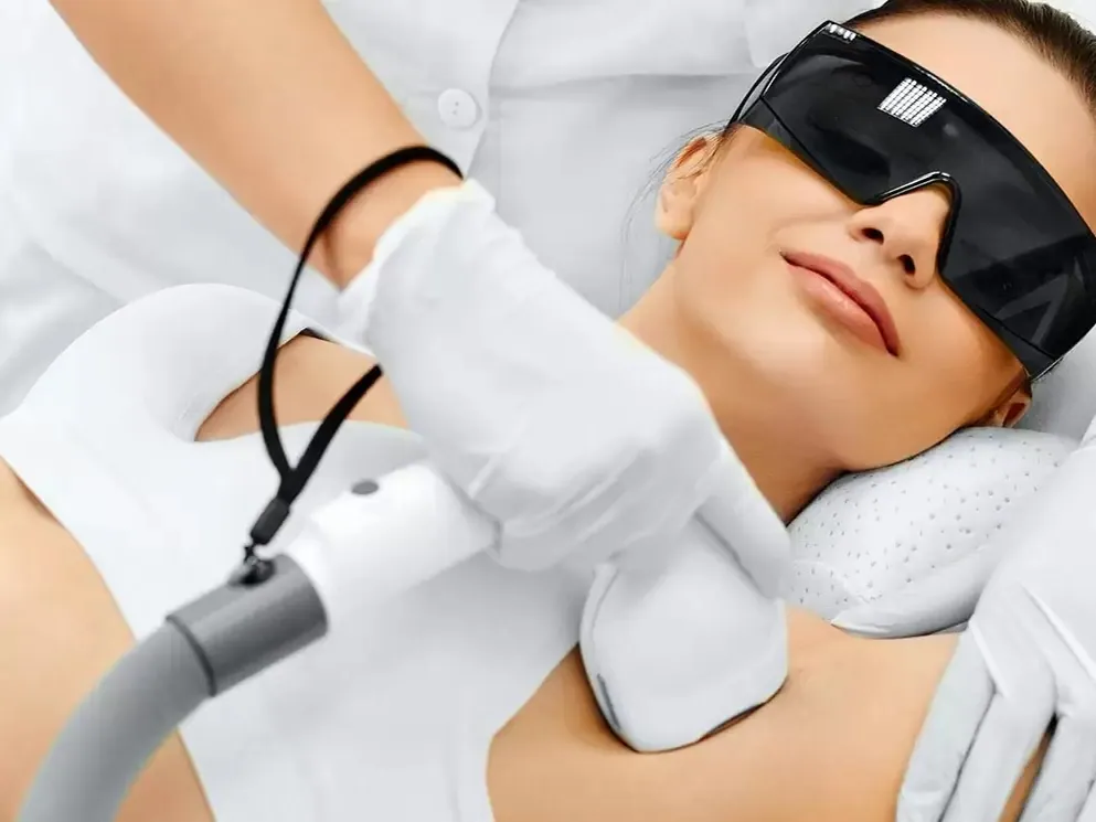 Alanya Dermalanya Güzellik Salonu'nda koruyucu gözlük ve soğutucu başlıkla uygulanan diode lazer epilasyon seansı
