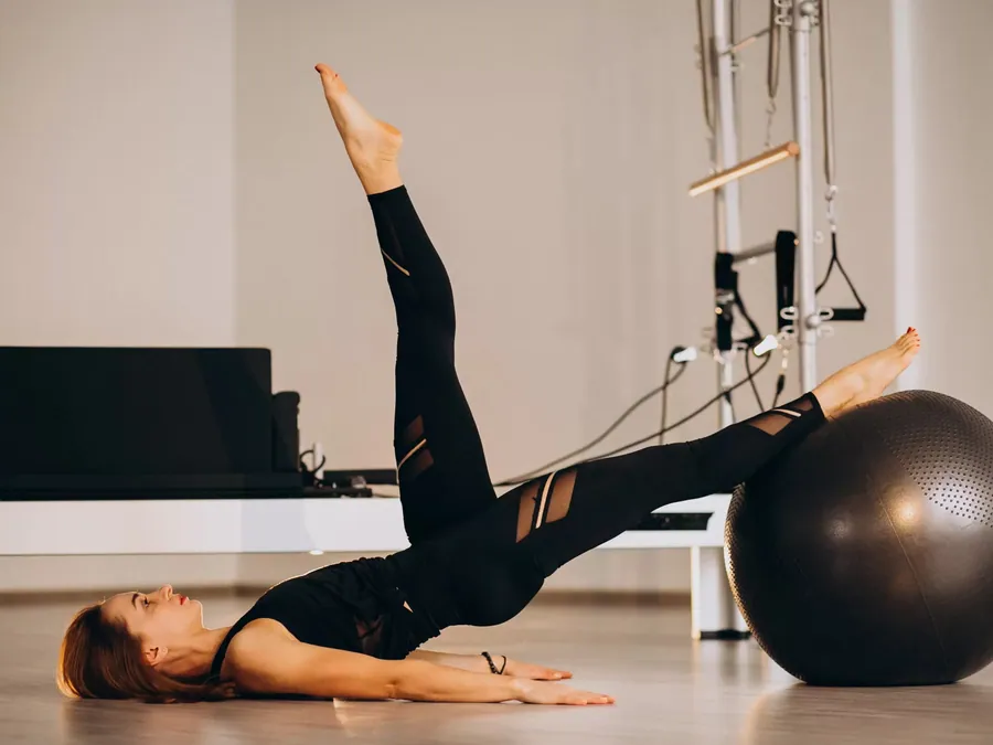 Dermalanya Alanya'da duruş, denge ve esnekliği destekleyen özel Reformer Pilates stüdyo çalışması