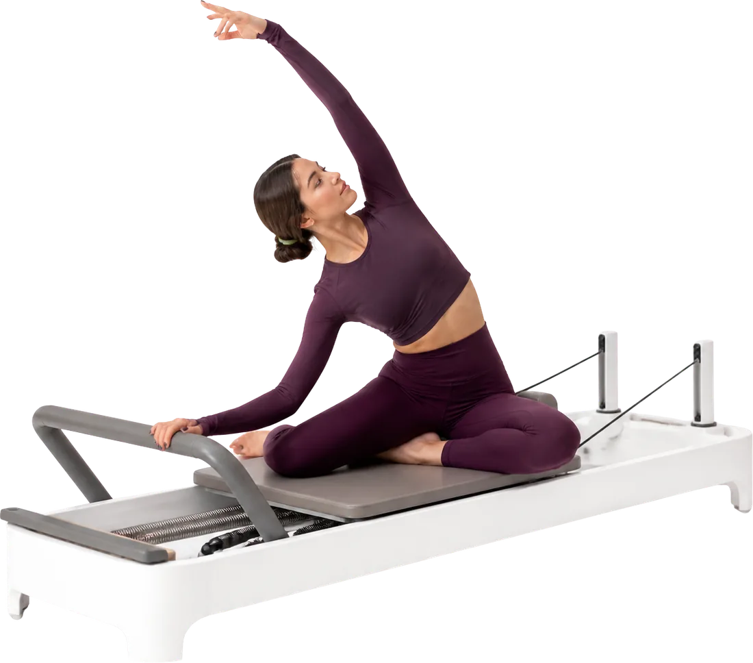 Frau bei einer Pilates-Seitdehnung auf dem Reformer